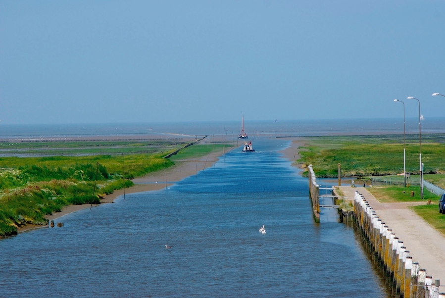 Noordpolderzijl, ten noorden van Usquert in de gemeente Eemsmond, heeft de kleinste zeehaven van Nederland aan de Waddenzee.