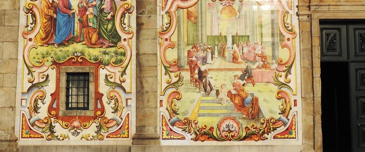 #Igreja #Church #IgrejaMatrizdeSantaMaria
A maravilhosa Igreja Matriz de Santa Maria de Válega tem a sua fachada principal em azulejos coloridos. O seu interior também é rico em azulejos coloridos e belos vitrais. É provavelmente uma das igrejas mais bonitas de Portugal.