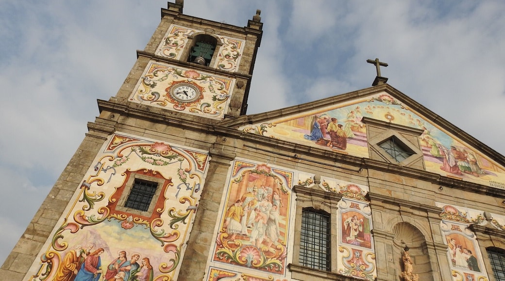 #Igreja #Church #IgrejaMatrizdeSantaMaria
A maravilhosa Igreja Matriz de Santa Maria de Válega tem a sua fachada principal em azulejos coloridos. O seu interior também é rico em azulejos coloridos e belos vitrais. É provavelmente uma das igrejas mais bonitas de Portugal.