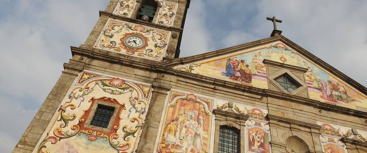 #Igreja #Church #IgrejaMatrizdeSantaMaria
A maravilhosa Igreja Matriz de Santa Maria de Válega tem a sua fachada principal em azulejos coloridos. O seu interior também é rico em azulejos coloridos e belos vitrais. É provavelmente uma das igrejas mais bonitas de Portugal.