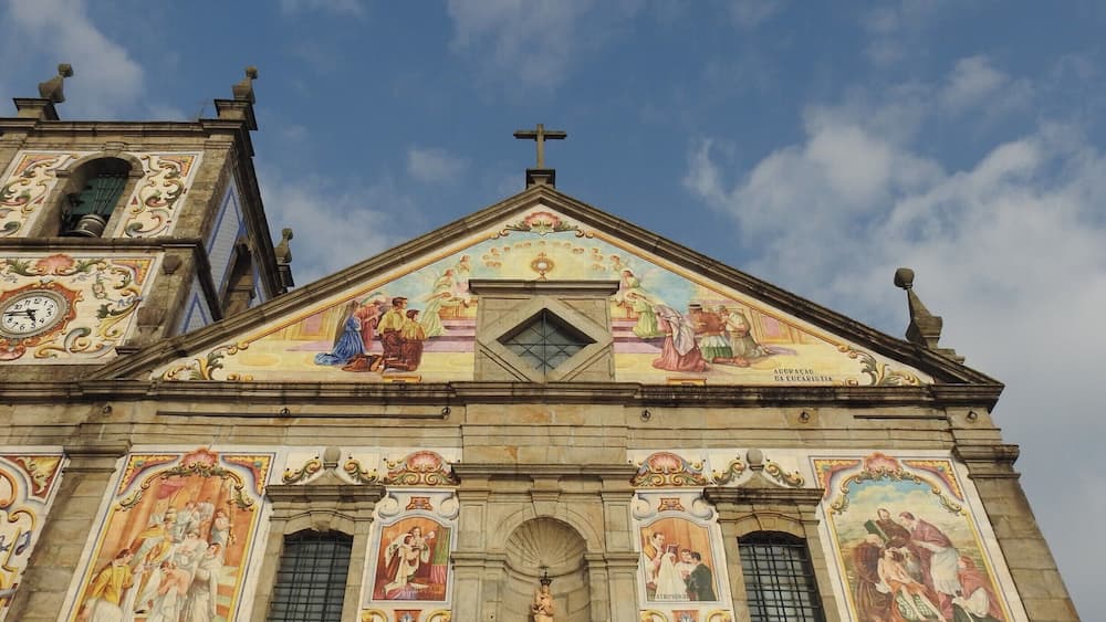 #Igreja #Church #IgrejaMatrizdeSantaMaria
A maravilhosa Igreja Matriz de Santa Maria de Válega tem a sua fachada principal em azulejos coloridos. O seu interior também é rico em azulejos coloridos e belos vitrais. É provavelmente uma das igrejas mais bonitas de Portugal.