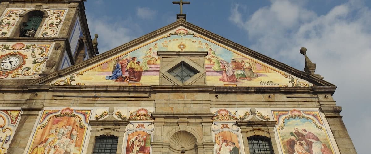 #Igreja #Church #IgrejaMatrizdeSantaMaria
A maravilhosa Igreja Matriz de Santa Maria de Válega tem a sua fachada principal em azulejos coloridos. O seu interior também é rico em azulejos coloridos e belos vitrais. É provavelmente uma das igrejas mais bonitas de Portugal.