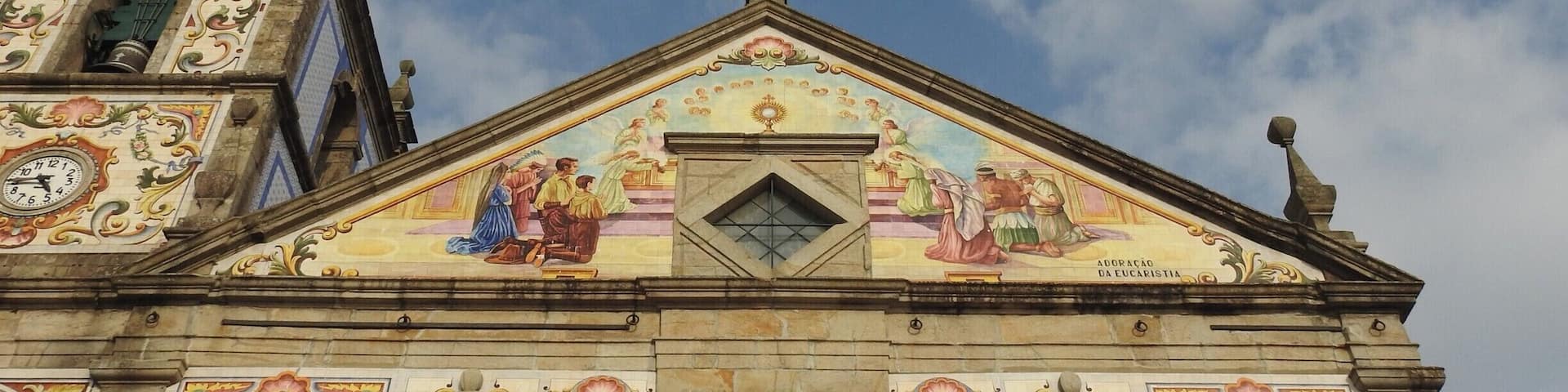 #Igreja #Church #IgrejaMatrizdeSantaMaria
A maravilhosa Igreja Matriz de Santa Maria de Vålega tem a sua fachada principal em azulejos coloridos. O seu interior também é rico em azulejos coloridos e belos vitrais. à provavelmente uma das igrejas mais bonitas de Portugal.