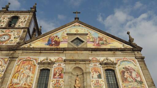 #Igreja #Church #IgrejaMatrizdeSantaMaria
A maravilhosa Igreja Matriz de Santa Maria de Vålega tem a sua fachada principal em azulejos coloridos. O seu interior também é rico em azulejos coloridos e belos vitrais. à provavelmente uma das igrejas mais bonitas de Portugal.