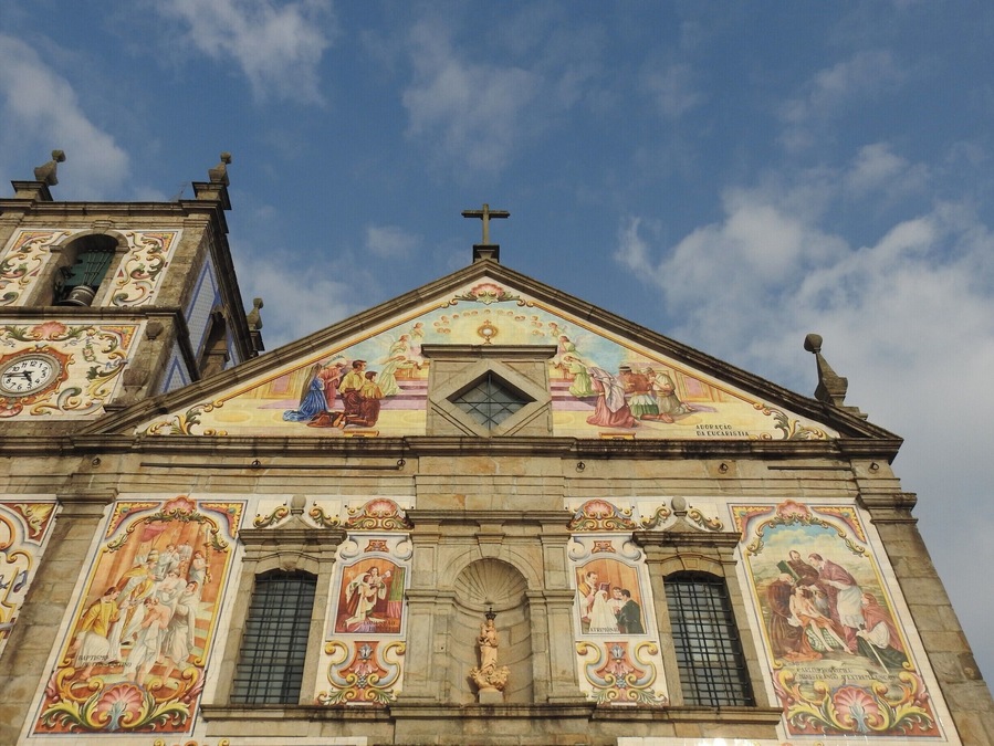 #Igreja #Church #IgrejaMatrizdeSantaMaria
A maravilhosa Igreja Matriz de Santa Maria de Válega tem a sua fachada principal em azulejos coloridos. O seu interior também é rico em azulejos coloridos e belos vitrais. É provavelmente uma das igrejas mais bonitas de Portugal.