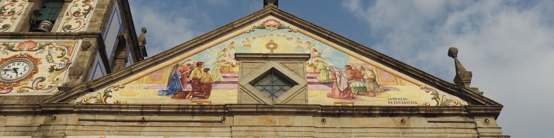 #Igreja #Church #IgrejaMatrizdeSantaMaria
A maravilhosa Igreja Matriz de Santa Maria de Válega tem a sua fachada principal em azulejos coloridos. O seu interior também é rico em azulejos coloridos e belos vitrais. É provavelmente uma das igrejas mais bonitas de Portugal.