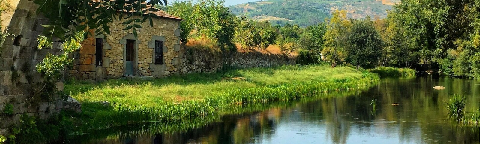 • Enjoy the views •
Many bridges with fortified towers were erected, almost all disappeared; however still exists in Portugal Ucanha of bridge which is in excellent conditions, located in the municipality of Sambucus whose tower is just over the settlement.
The bridge has a board easel, sheltered by high parapet formed by well-equipped ashlars. Based on 5 arcos ogivais, ruggedized upstream hoist by tides. The central arch, much broader than the other will have a large.
Please make sure to also visit the tower and enjoy a cool meal at the end of the bridge .