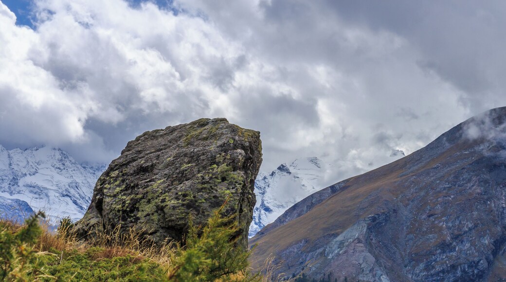 Mountain hike of Gimillan (1805m.) At Colle Tsa Sètse Cogne Valley (Italy). View large detached rock.