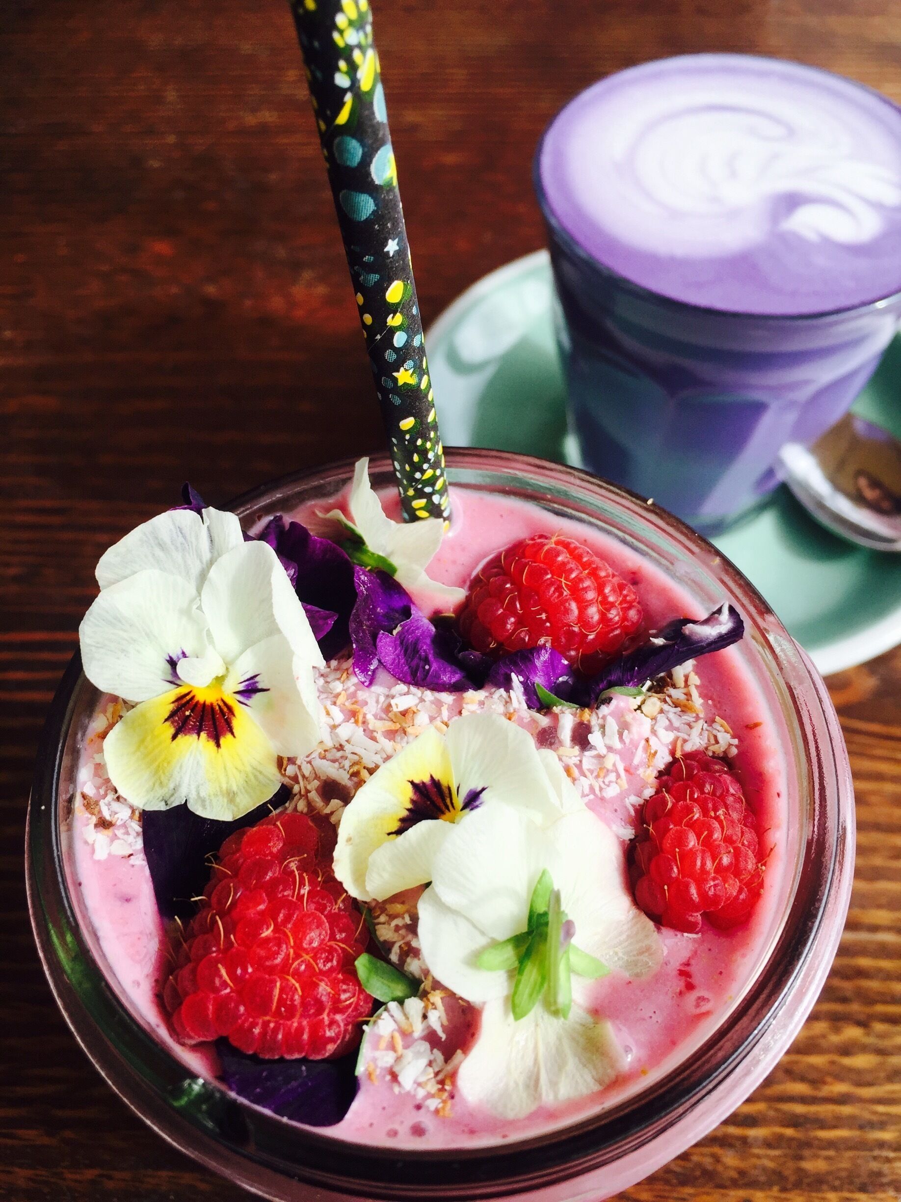 ...delicious & colourful eats! Best thing about catching up with friends is getting to try new creative lunch spots! #GoodEats