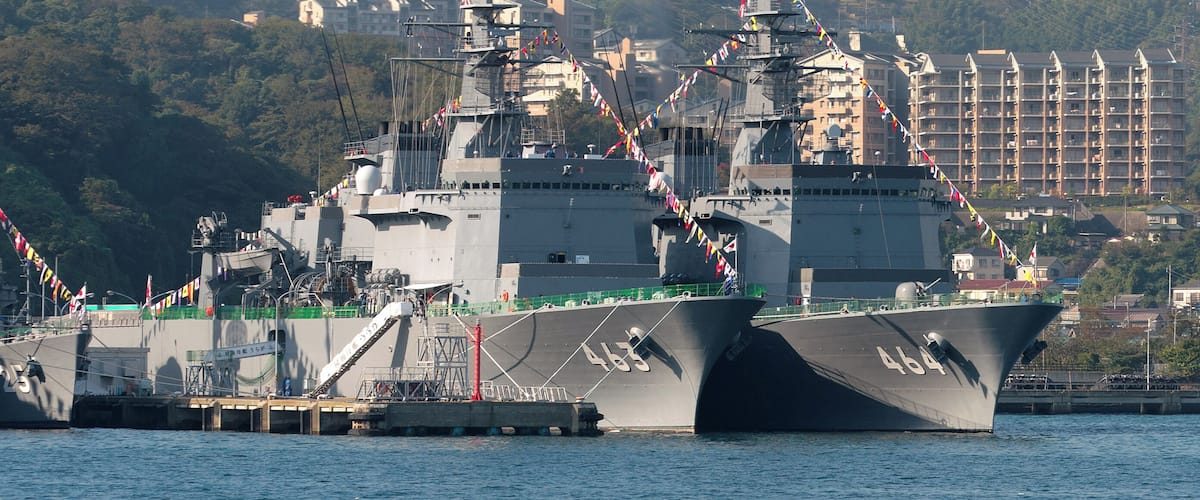横須賀・吉倉桟橋Y2に停泊中の掃海母艦うらが・同ぶんご。