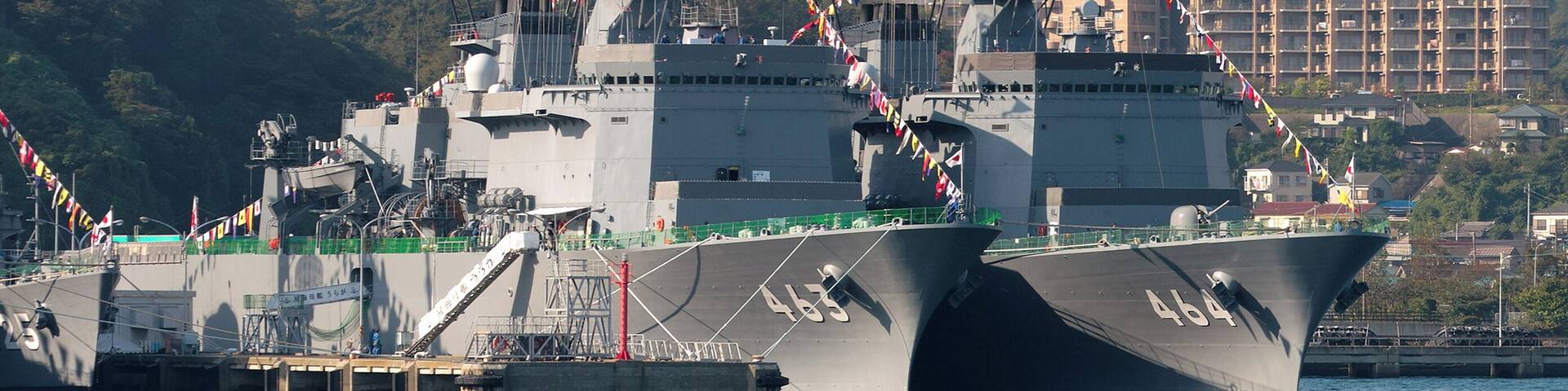 横須賀・吉倉桟橋Y2に停泊中の掃海母艦うらが・同ぶんご。