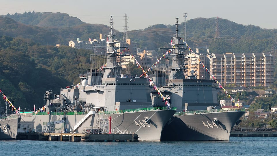 横須賀・吉倉桟橋Y2に停泊中の掃海母艦うらが・同ぶんご。