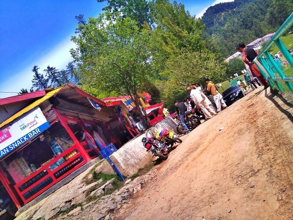 There is something about those dhabaas and their food..you just wanna go and eat there.Even though you know you stomach aint gonna like it :/