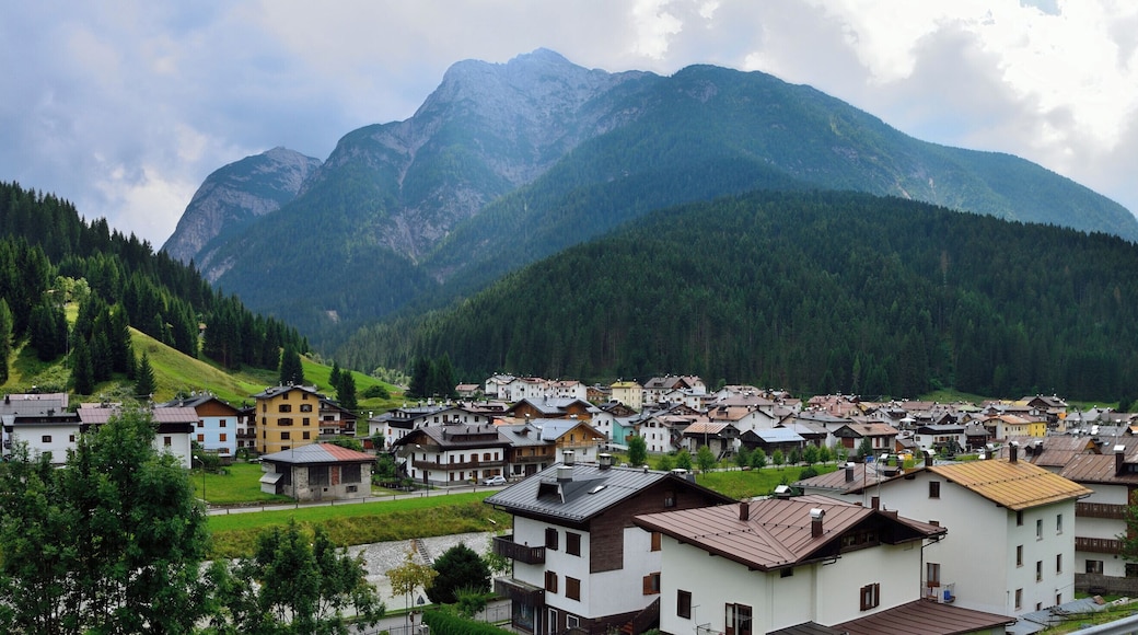 Foto panoramica di Campolongo di Cadore, in provincia di Belluno.