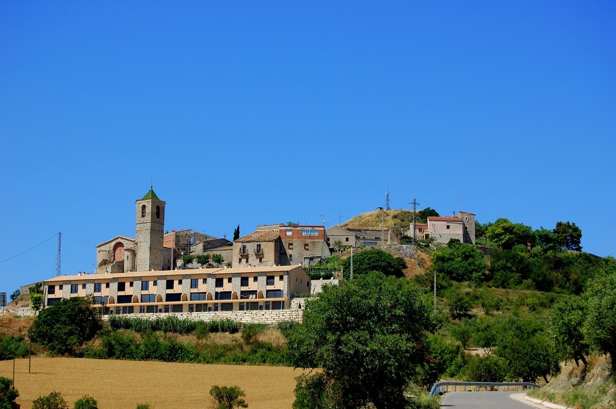 Vista de Rubinat i de l'església parroquial de Santa Maria (Ribera d'Ondara)