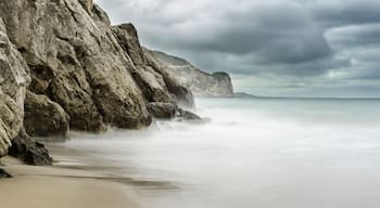 Playa de la cala Vallcarca en el parque natural del Garraf con nubes de tormenta