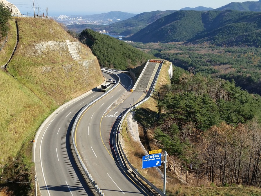 Emergency escape ramp on Misiryeong Penetrating Road, located at the middle of a downhill before Tollgate. The deep, loose gravel on the ramp allows vehicles that are having braking problems to stop safely.
