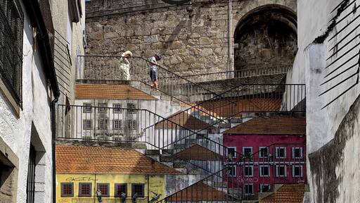 #streetart #VilaNovaDeGaia #Portugal
While walking aimlessly through Vila Nova de Gaia I came across this painted staircase. What could be just a staircase without any attractions has become a beautiful example of how art can improve our relationship with the environment around us.
Ao passear sem destino por Vila Nova de Gaia deparei-me com esta escadaria toda pintada. O que poderia ser apenas uma escadaria sem nenhum atrativo transformou-se num belo exemplo de como a arte pode melhorar a nossa relação com o ambiente que nos cerca.