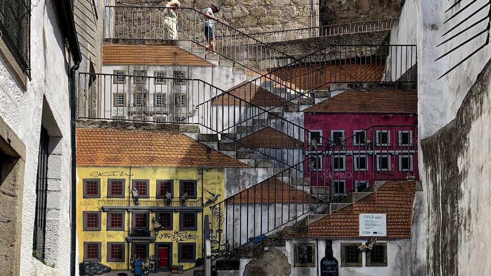 #streetart #VilaNovaDeGaia #Portugal
While walking aimlessly through Vila Nova de Gaia I came across this painted staircase. What could be just a staircase without any attractions has become a beautiful example of how art can improve our relationship with the environment around us.
Ao passear sem destino por Vila Nova de Gaia deparei-me com esta escadaria toda pintada. O que poderia ser apenas uma escadaria sem nenhum atrativo transformou-se num belo exemplo de como a arte pode melhorar a nossa relação com o ambiente que nos cerca.
