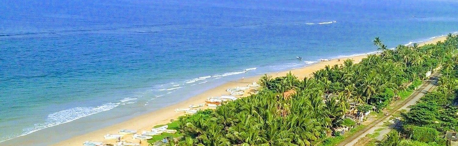 An unforgettable experience in Colombo is the seaside commuter railway line that then extends all the down the coast towards Galle. #LifeAtExpedia