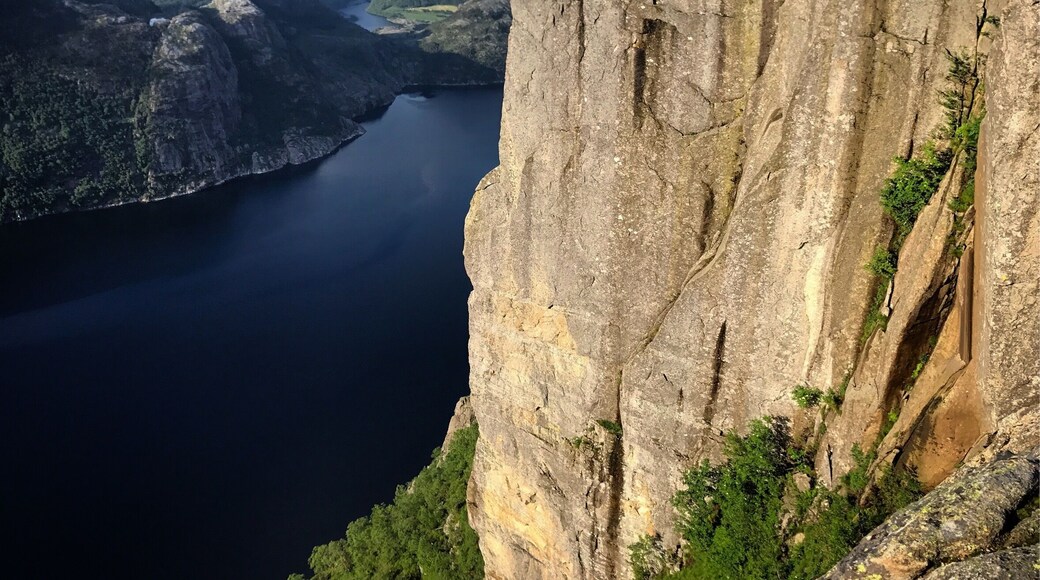 5am hikes are always worth it for views like this and an empty cliff top!