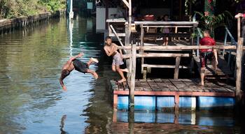 ตลาดบางน้ำผึ้ง