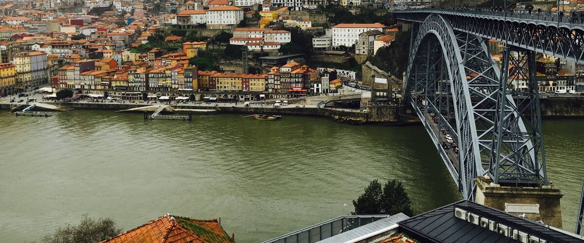 Une vue urbaine mettant en valeur un pont imposant qui enjambe une rivière.