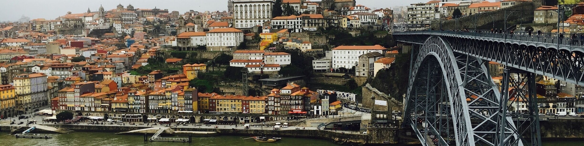 Paisagem urbana com uma ponte destacada atravessando um rio.