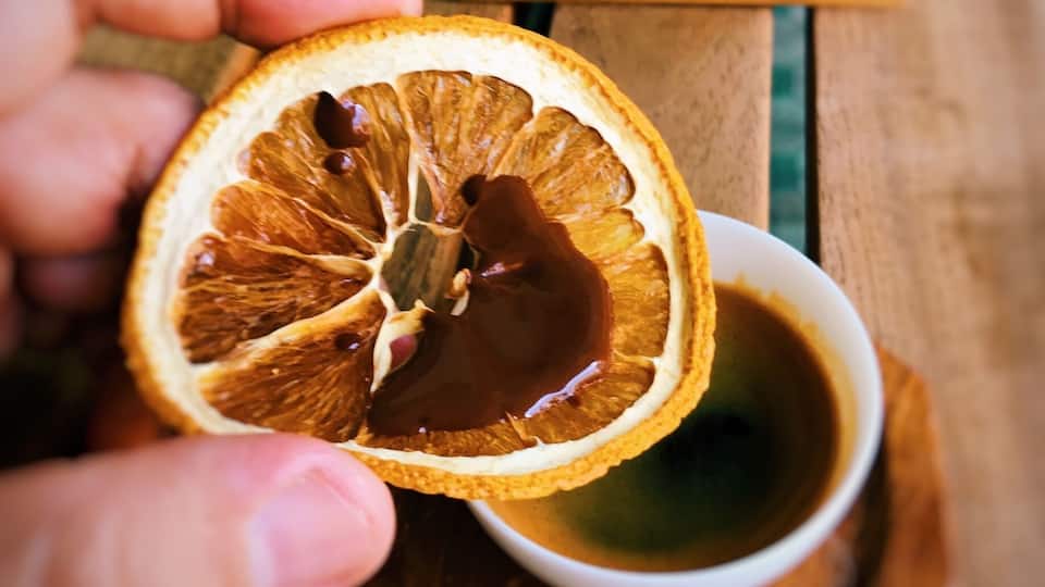 An old charm ambience yet sophisticated cafe. Drop by for varieties of specialty coffee. A hidden gem in Klang. If you not sure of your coffee talk to the barista. She's more than willing to help.