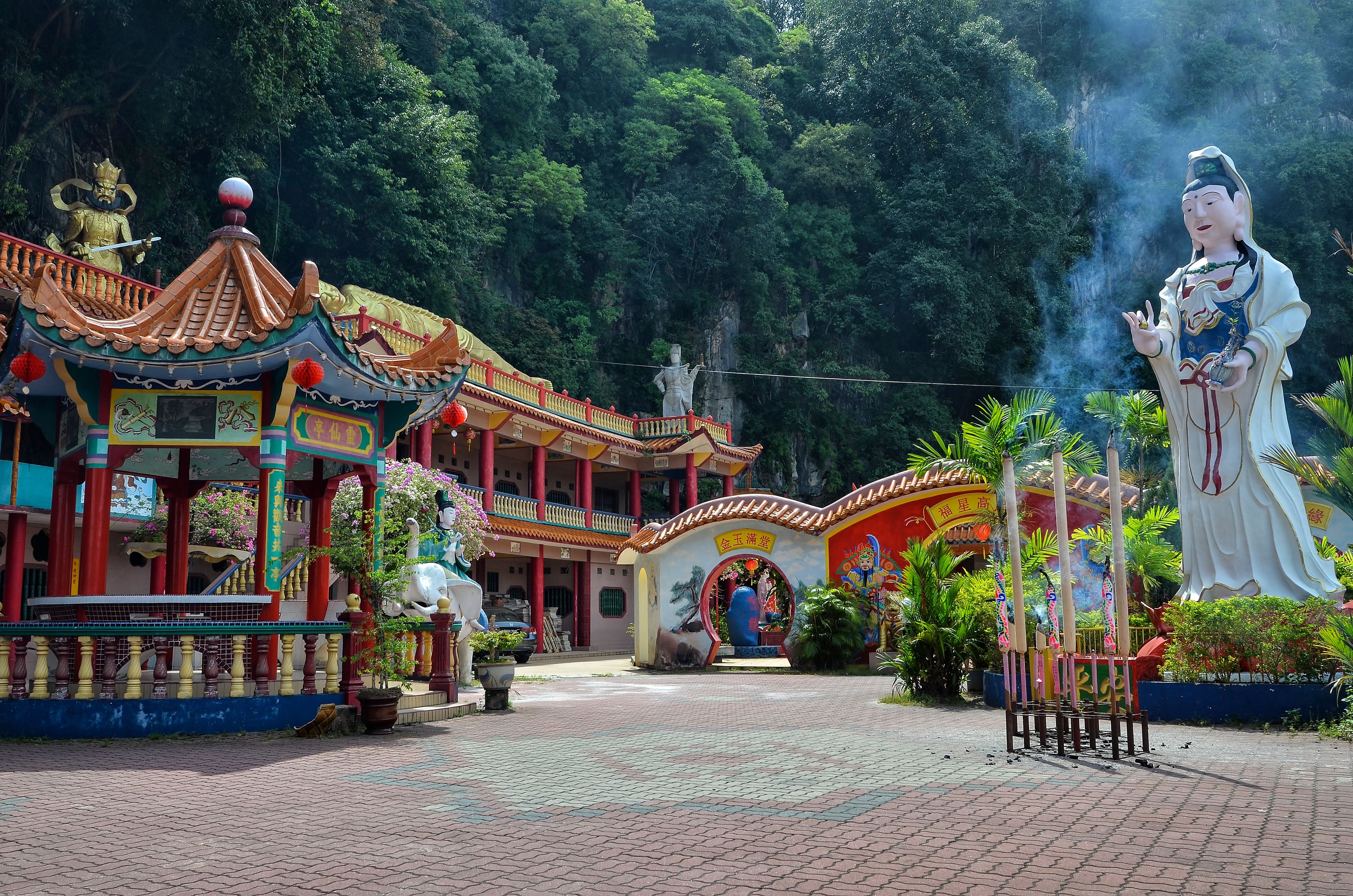 Um templo chinês tradicional com arquitetura elaborada, incluindo uma grande estátua de uma divindade e um telhado em estilo pagode.