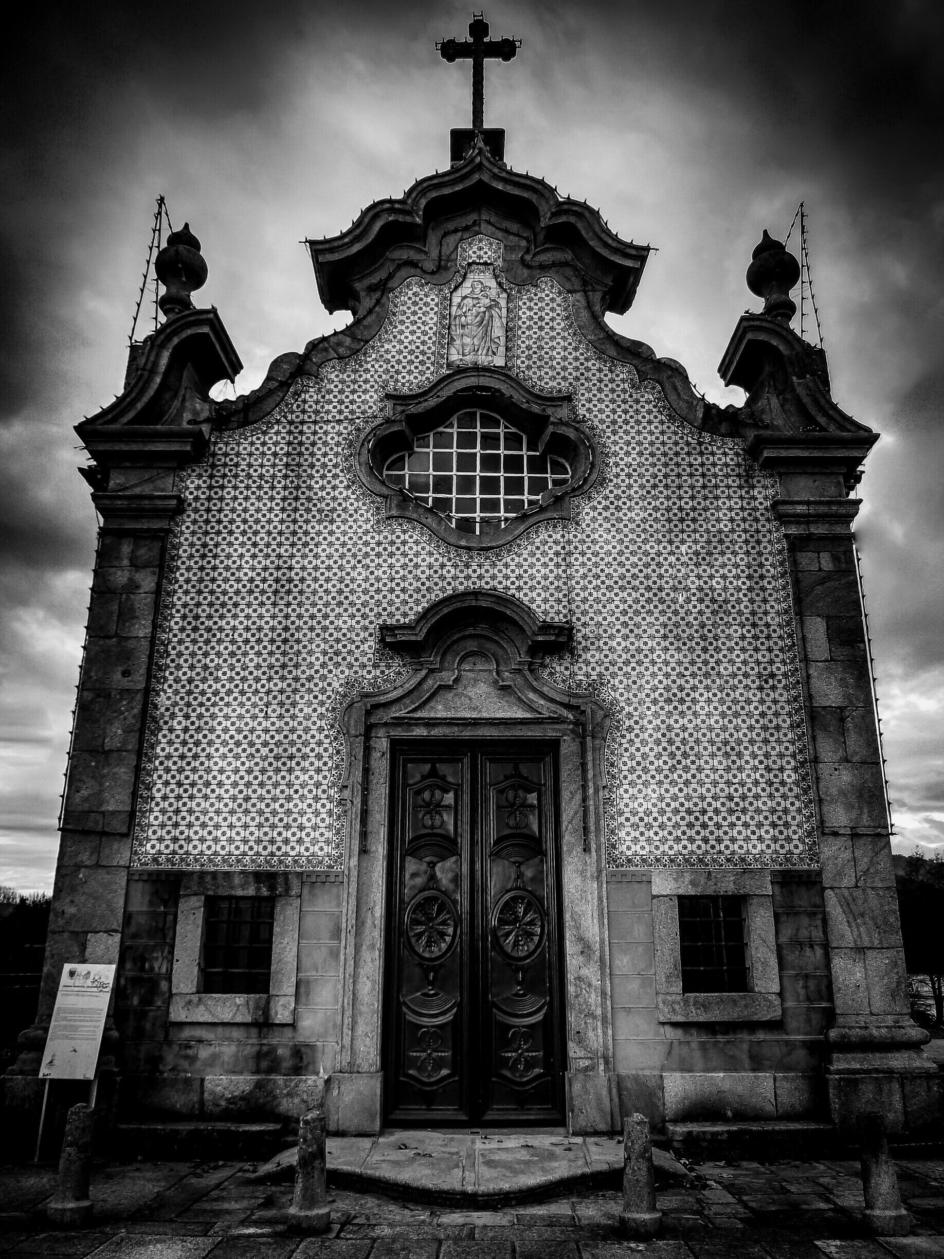 Ponte de Lima is a beautiful town located in the north of ‪#‎Portugal‬ and It is characterized by its medieval architecture and for the surrounding area, bathed by the Lima river. It's recognized as well as the oldest city in the country.

Discover more here: http://bit.ly/1Th020p