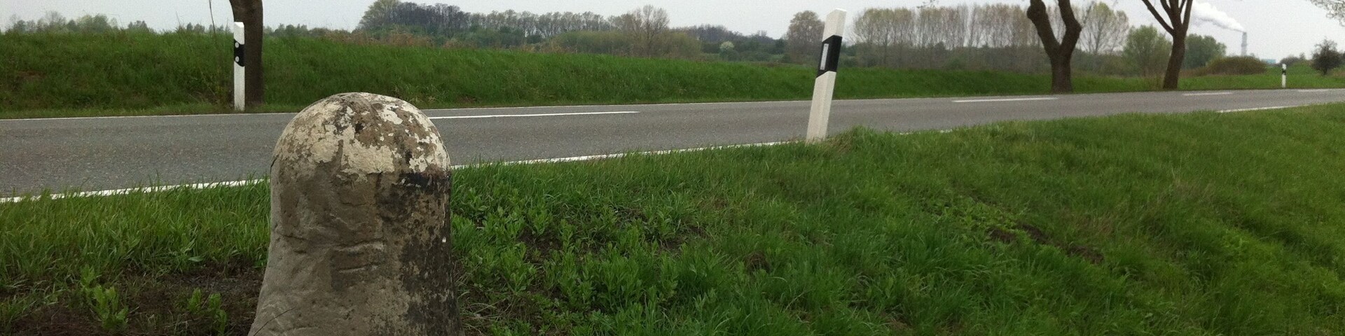 Preußischer Halbmeilenstein in der Nähe von Theißen an der B91.