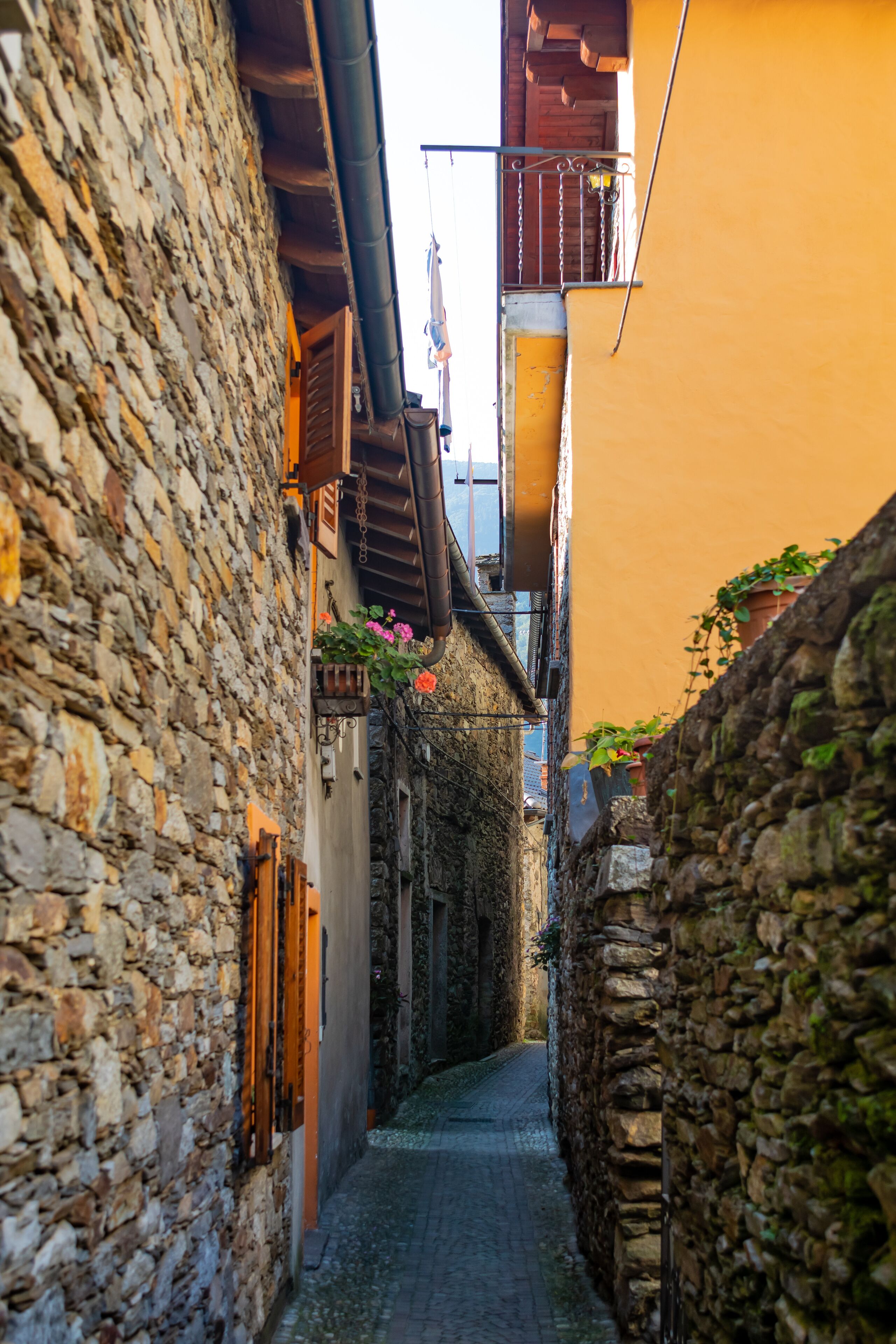 Mittelalterliche Gasse in der Altstadt vom Bergdorf  Cavaglio am Lago Maggiore
