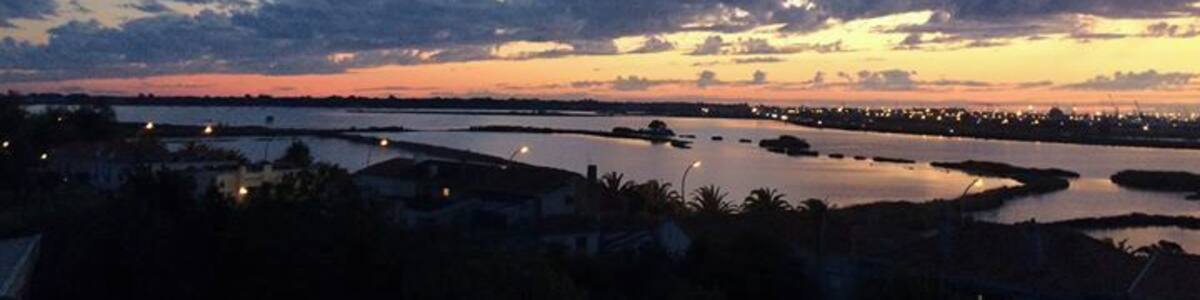 Ria de Aveiro - salinas que produzem a flor de Sal e oferecem o mais belo por do sol da região.