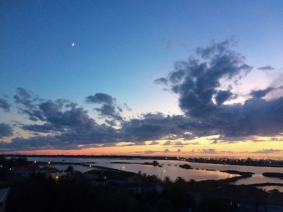 Ria de Aveiro - salinas que produzem a flor de Sal e oferecem o mais belo por do sol da região.