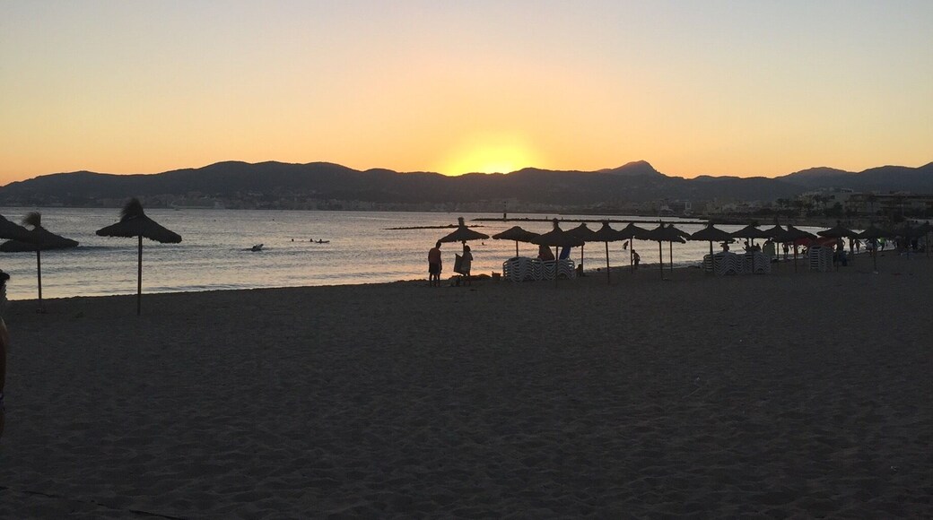 This beach is literally called โLa playa Lindaโ (which means โthe beautiful beachโ). How true! As a tip, google the time of sunset for the area youโre in, wait for the sun to start hiding, and snapshot these amazing colors... #spain #lifeatexpedia