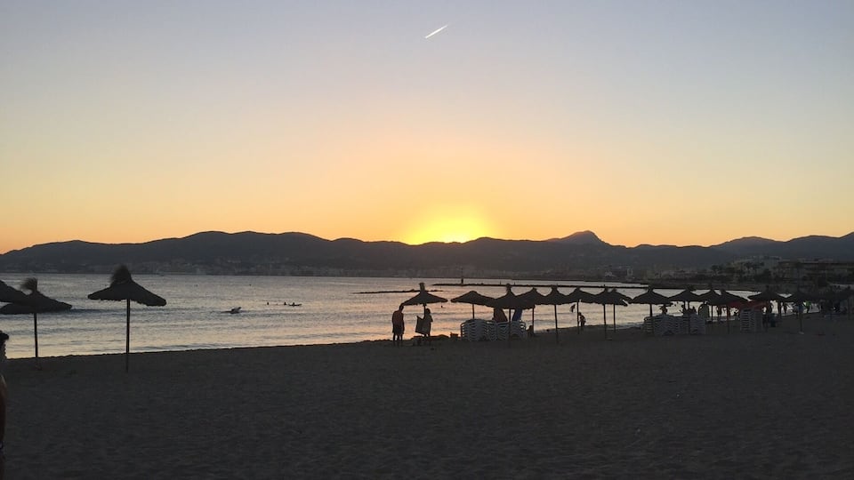 This beach is literally called “La playa Linda” (which means “the beautiful beach”). How true! As a tip, google the time of sunset for the area you’re in, wait for the sun to start hiding, and snapshot these amazing colors... #spain #lifeatexpedia