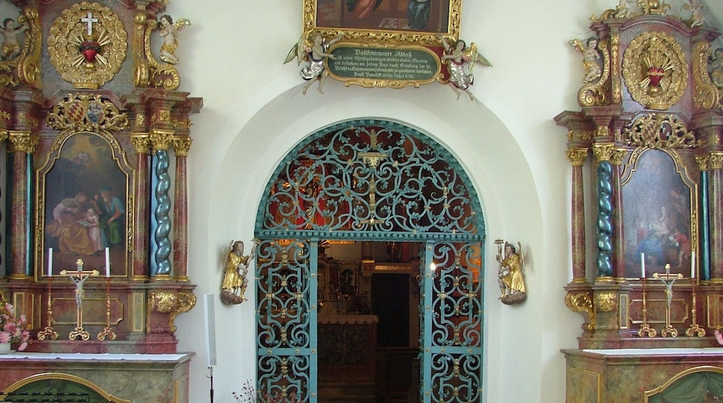 Ein Gitter trennt beide Kapellen.