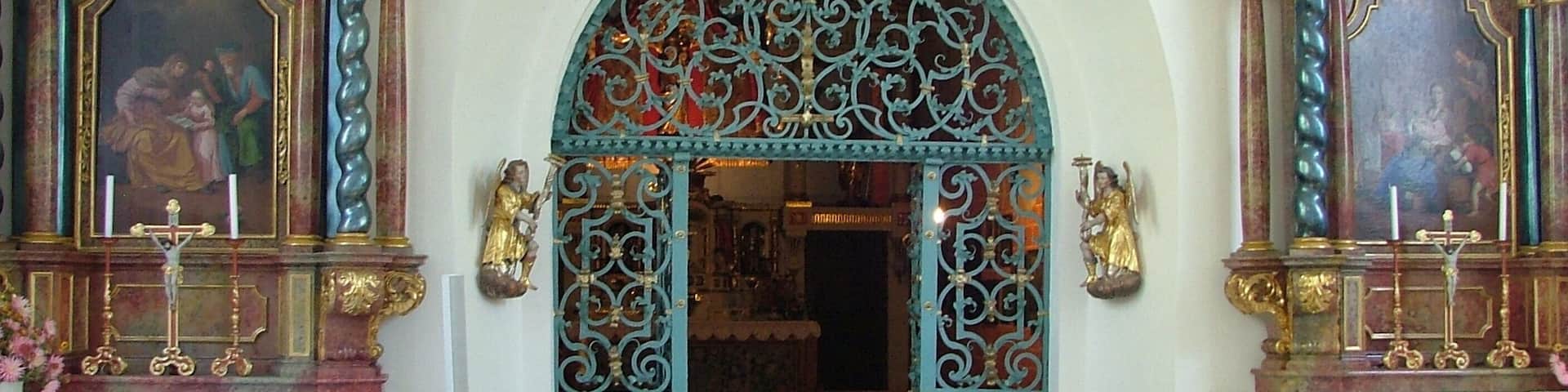 Ein Gitter trennt beide Kapellen.