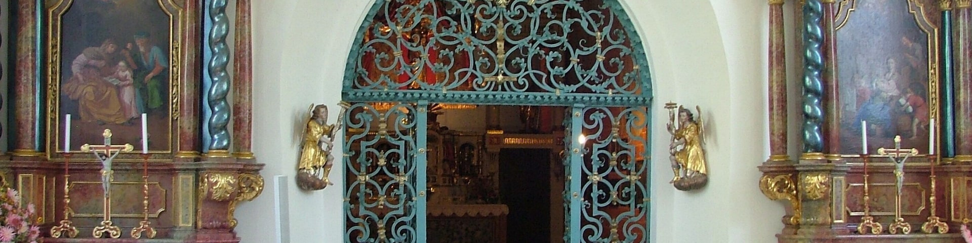 Ein Gitter trennt beide Kapellen.