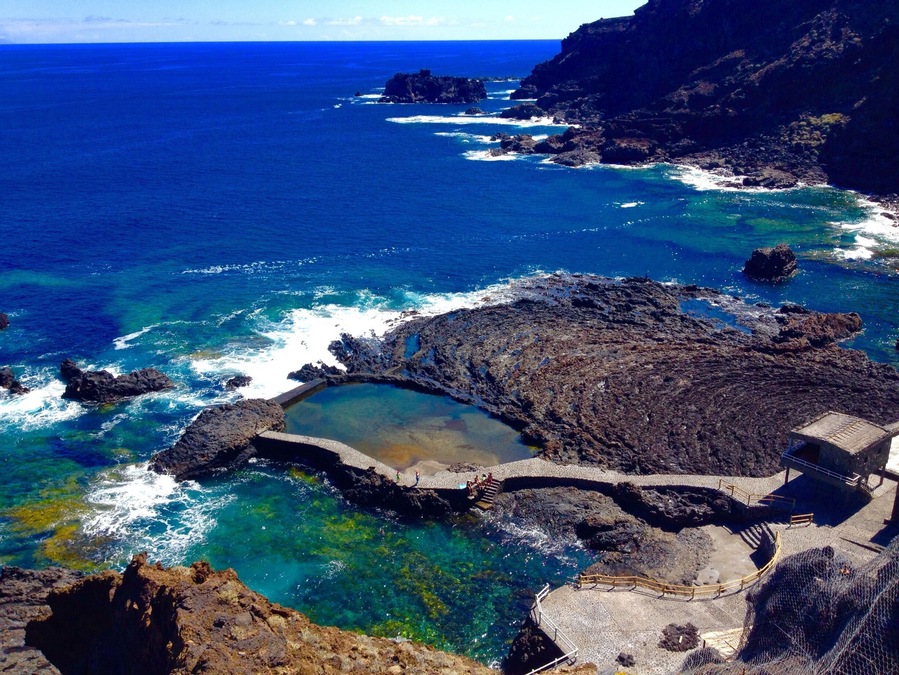 El Pozo de las Calcosas!!! Spectacular place!!! Lava and natural pools with clear and colorful waters. #hiking #colorful #waterlust