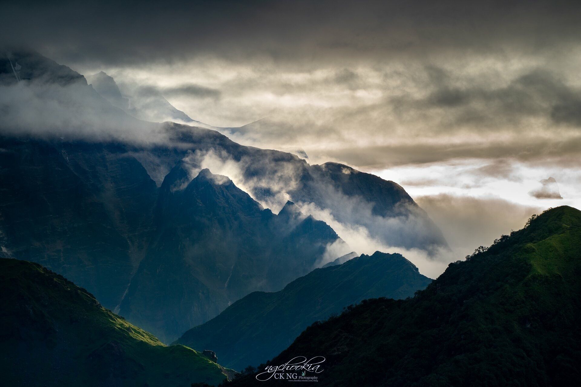 Penglai Fairyland 蓬莱仙境 II Poon Hill Nepal 
一个摄影师首先需要的是一双好鞋，我十及年来的摄影生涯已穿破了无数双鞋。