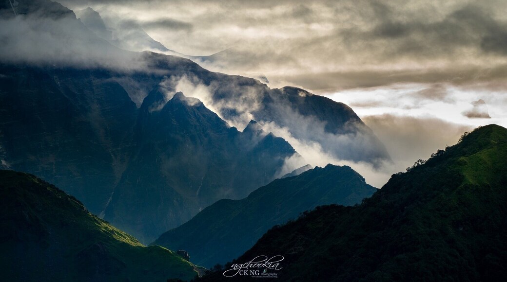 Penglai Fairyland 蓬莱仙境 II Poon Hill Nepal
一个摄影师首先需要的是一双好鞋,我十及年来的摄影生涯已穿破了无数双鞋。