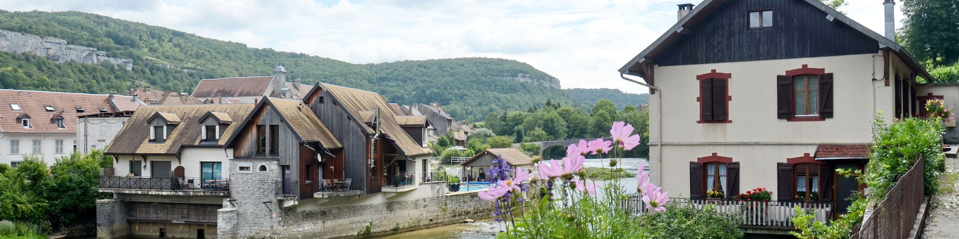 The friendly flowerpower of the houses of Ornans in July 2012