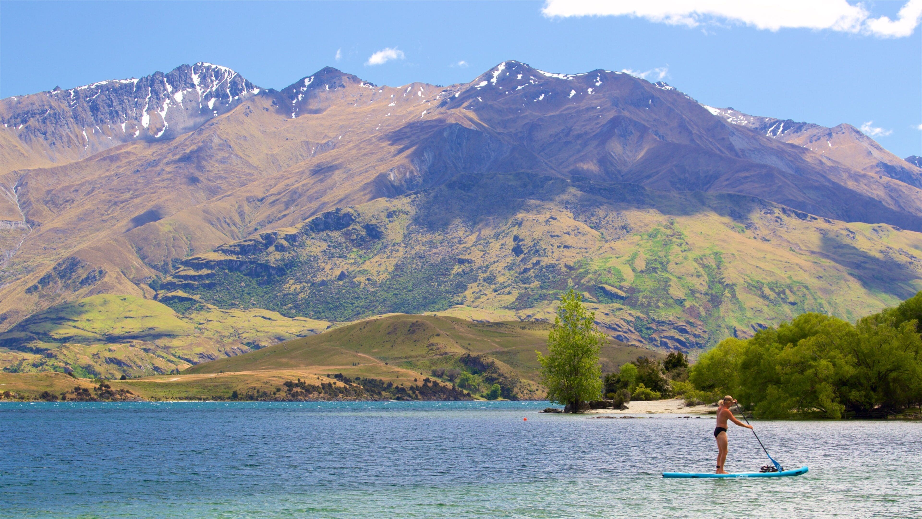 Wanaka som omfatter vandsportsaktiviteter, bjerge og en sø eller et vandhul