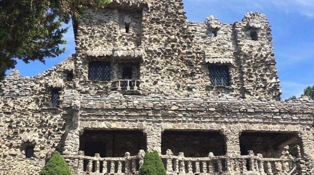 Snap some shots outside, your the beautiful gardens and water views, and then take a tour of the rustic/cabin style interior.