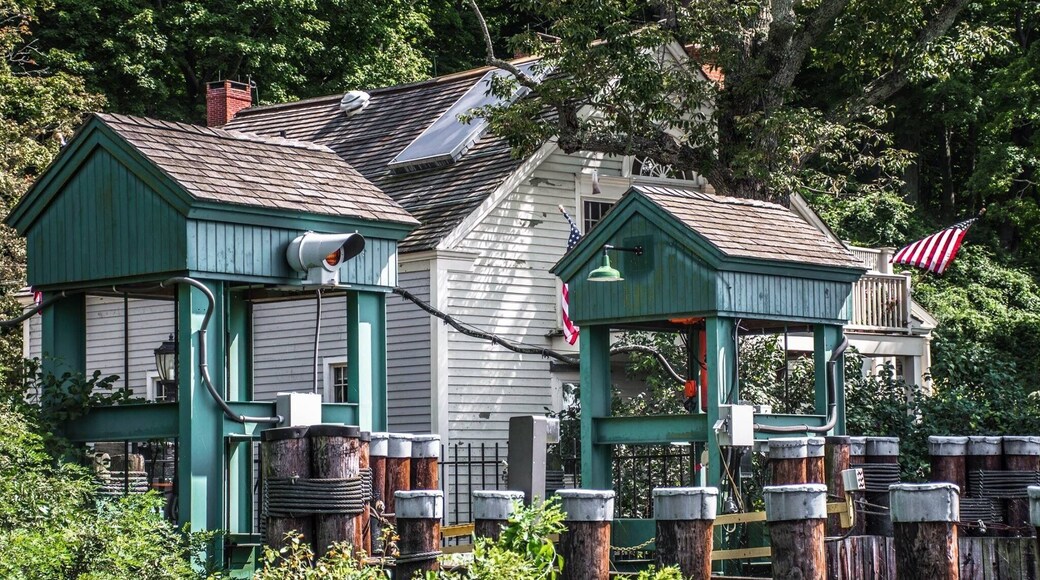 Rude the ferry on the Connecticut River at this location!! Back story. Jonathan Warner of Chester, who owned land on both sides of the river, started a ferry service at this location in 1769. Wonderful quaint place to spend all day at!!!