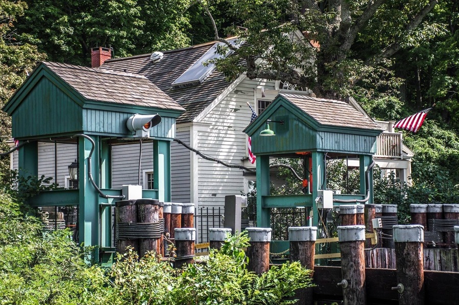 Rude the ferry on the Connecticut River at this location!! Back story. Jonathan Warner of Chester, who owned land on both sides of the river, started a ferry service at this location in 1769. Wonderful quaint place to spend all day at!!!