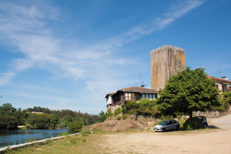 La torre de Lapela es una torre fortificada situada en Lapela, Portugal, a orillas del río Miño. Su construcción, con una altura cercana a los 35 metros, data del siglo XIV. Tiene forma cuadrangular, con casi 10 metros por lado, y sus paredes miden en su base unos 3 metros de espesor. Tiene una única entrada en el alzado norte, a unos 6 metros del suelo, y un escudo con las armas de Portugal. Actualmente es monumento nacional.