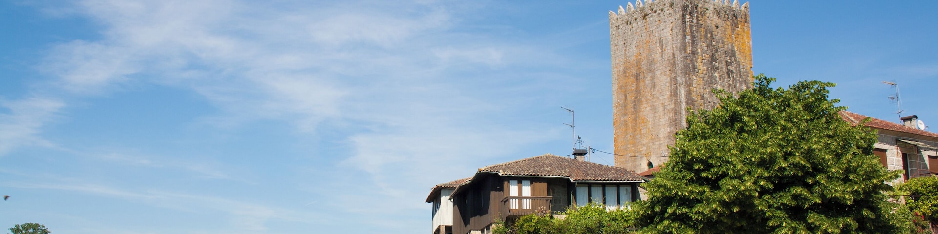 La torre de Lapela es una torre fortificada situada en Lapela, Portugal, a orillas del río Miño. Su construcción, con una altura cercana a los 35 metros, data del siglo XIV. Tiene forma cuadrangular, con casi 10 metros por lado, y sus paredes miden en su base unos 3 metros de espesor. Tiene una única entrada en el alzado norte, a unos 6 metros del suelo, y un escudo con las armas de Portugal. Actualmente es monumento nacional.